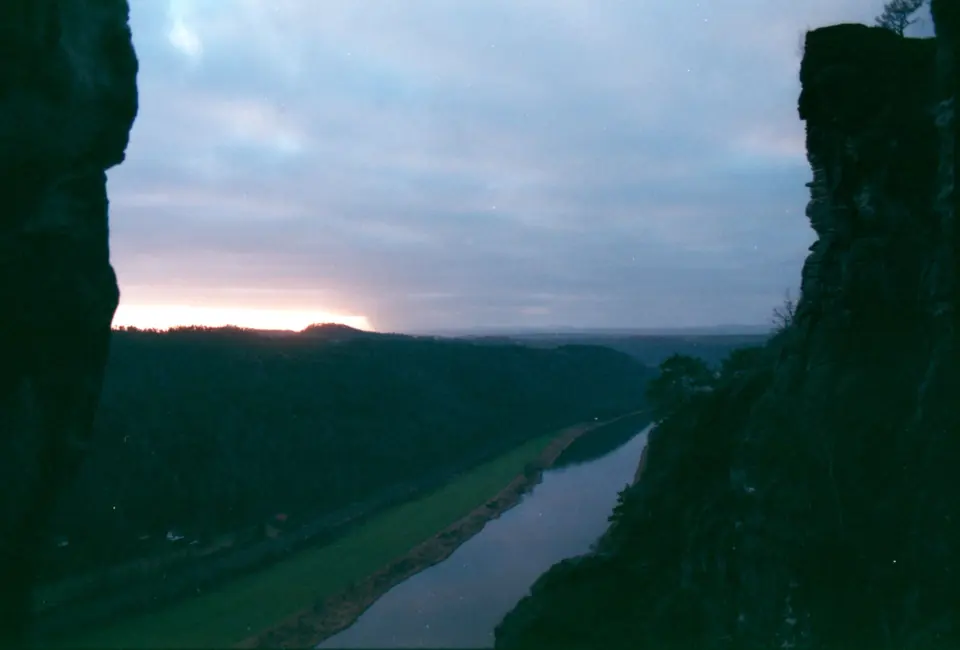 Spektakuläre Aussicht auf die Elbe bei Sonnenuntergang in der Sächsischen Schweiz, Deutschland.